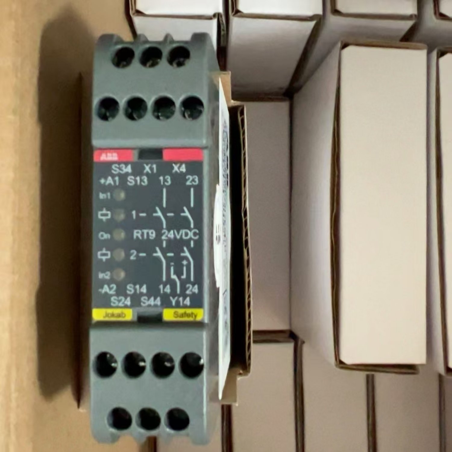 ABB 2TLA010029R0000 Safety Relay (RT9 Series) - Image 2