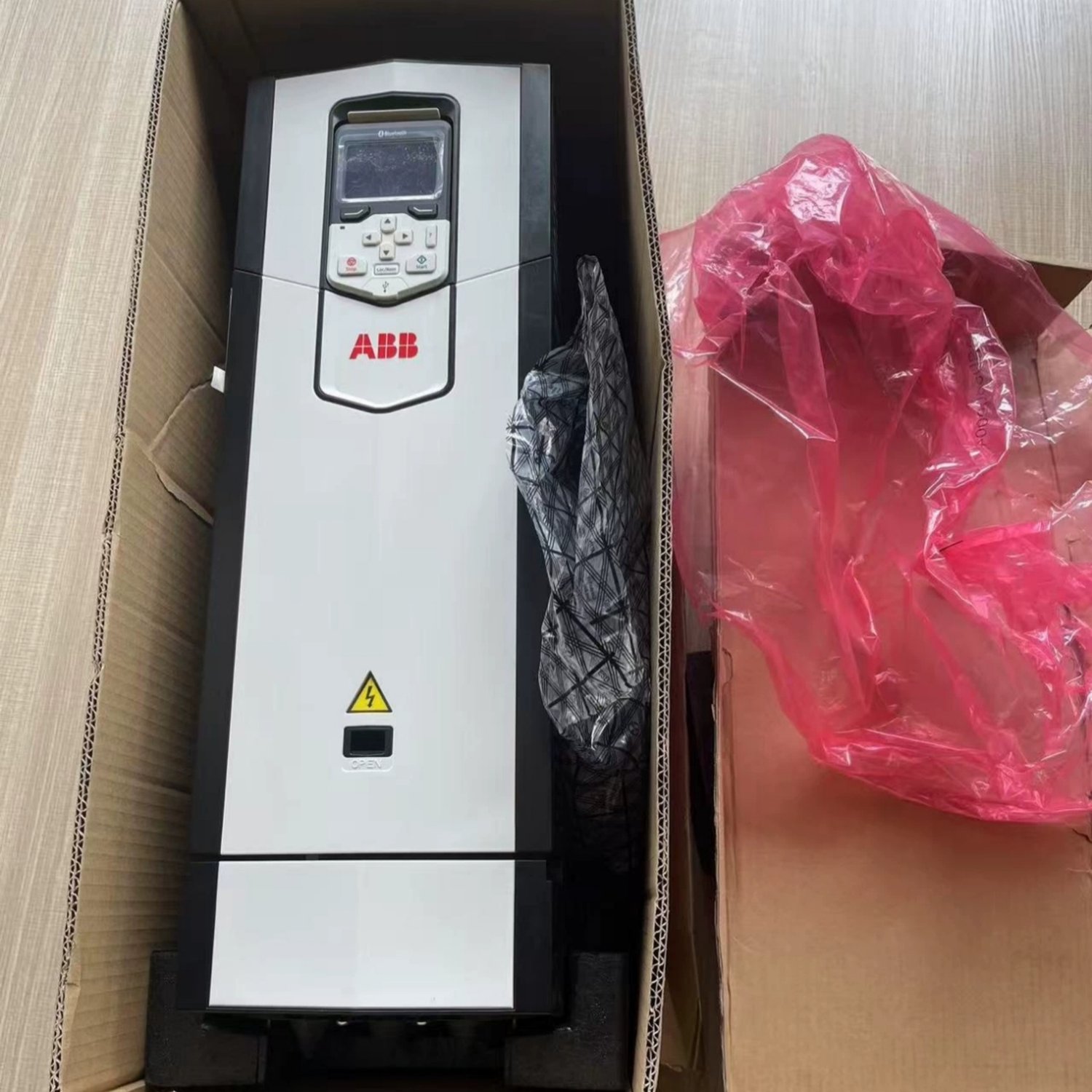 ABB ACS880-01-032A-3 Industrial AC Drive - Image 2