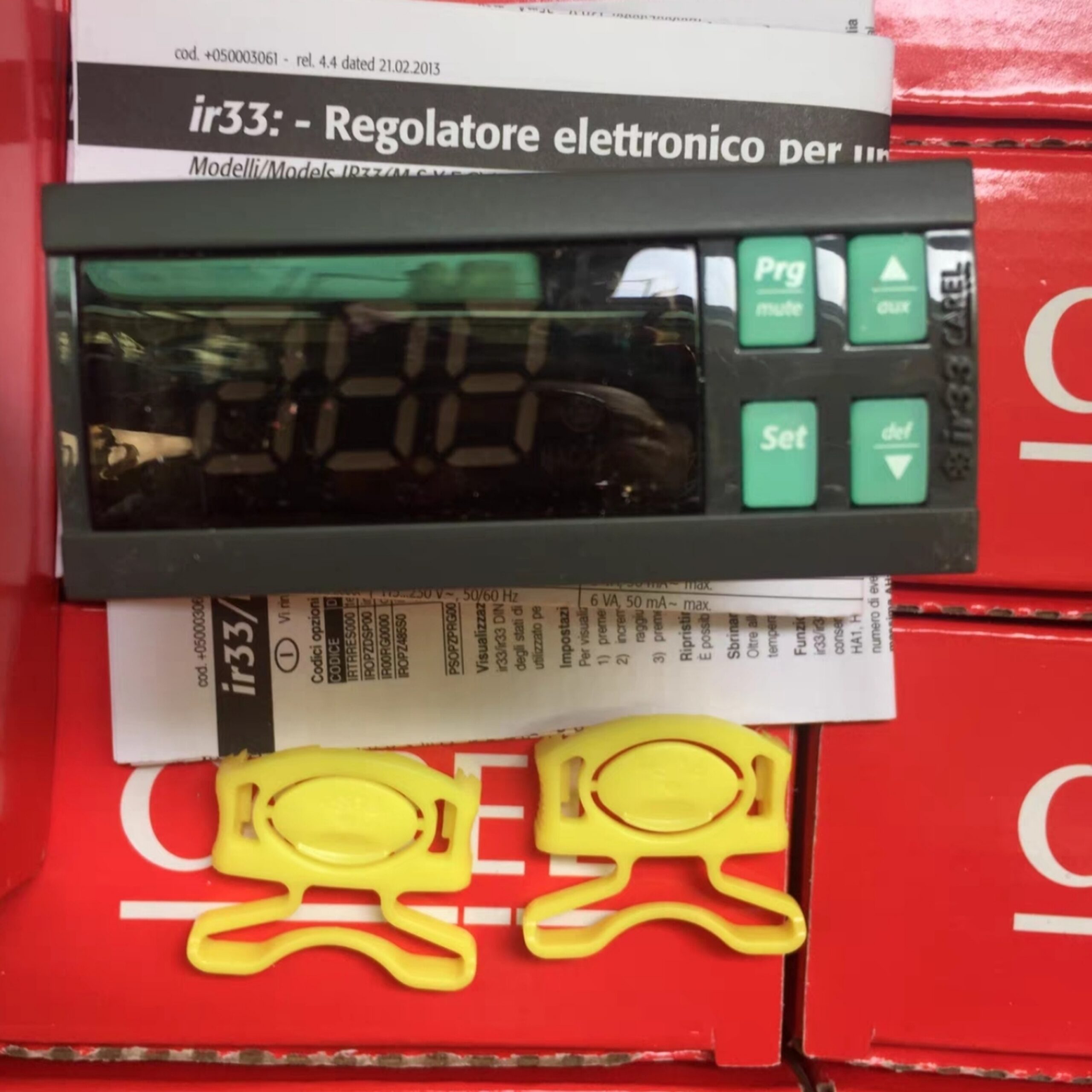 CAREL IR33S0ER00 Temperature Controller