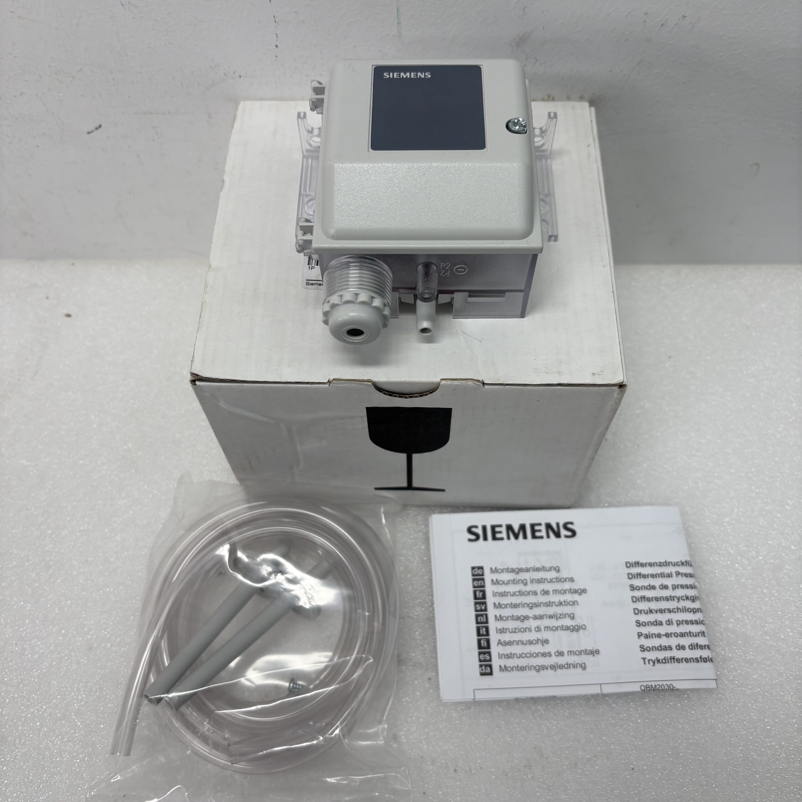 SIEMENS QBM2030-1U Differential Pressure Sensor - Image 2
