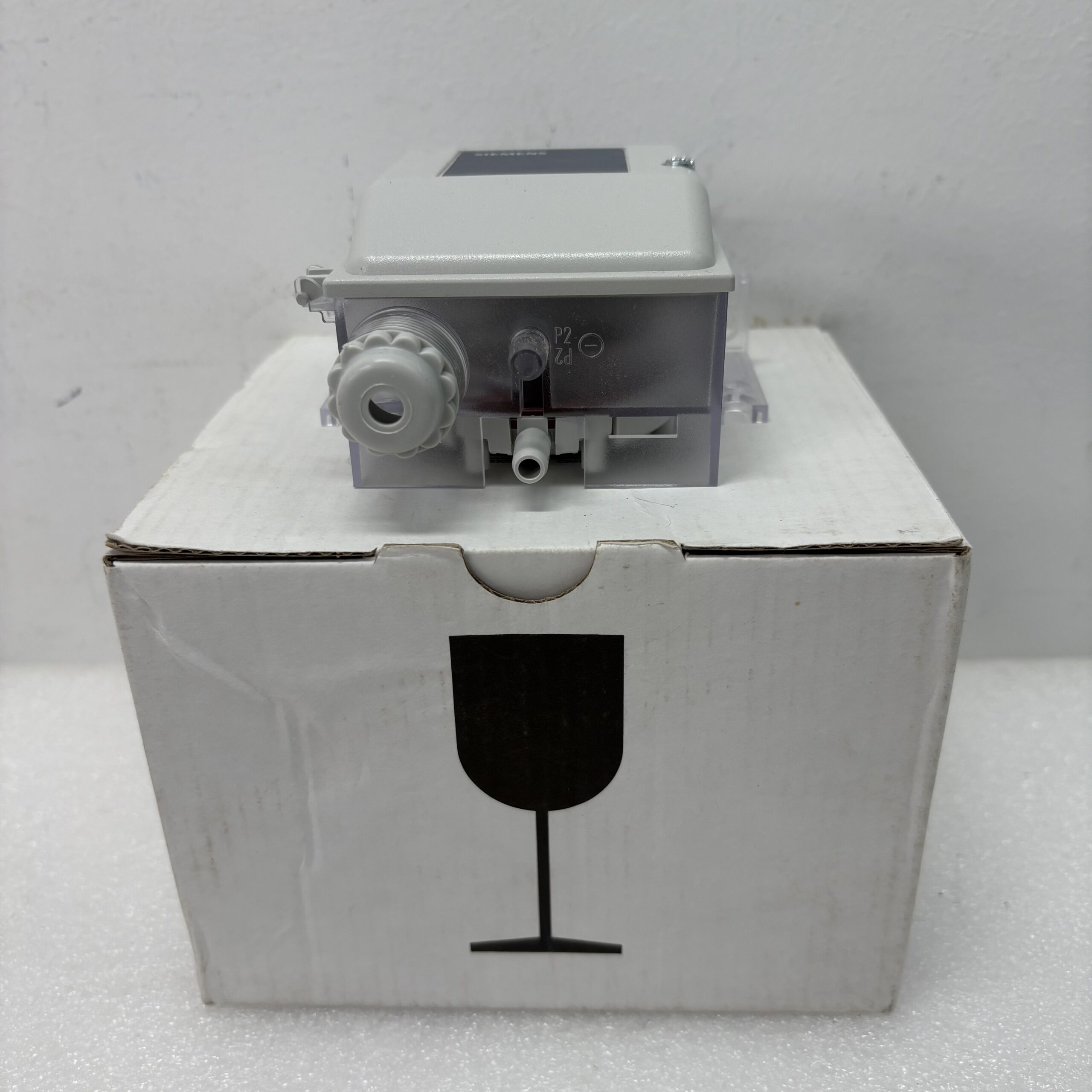 SIEMENS QBM2030-1U Differential Pressure Sensor - Image 4