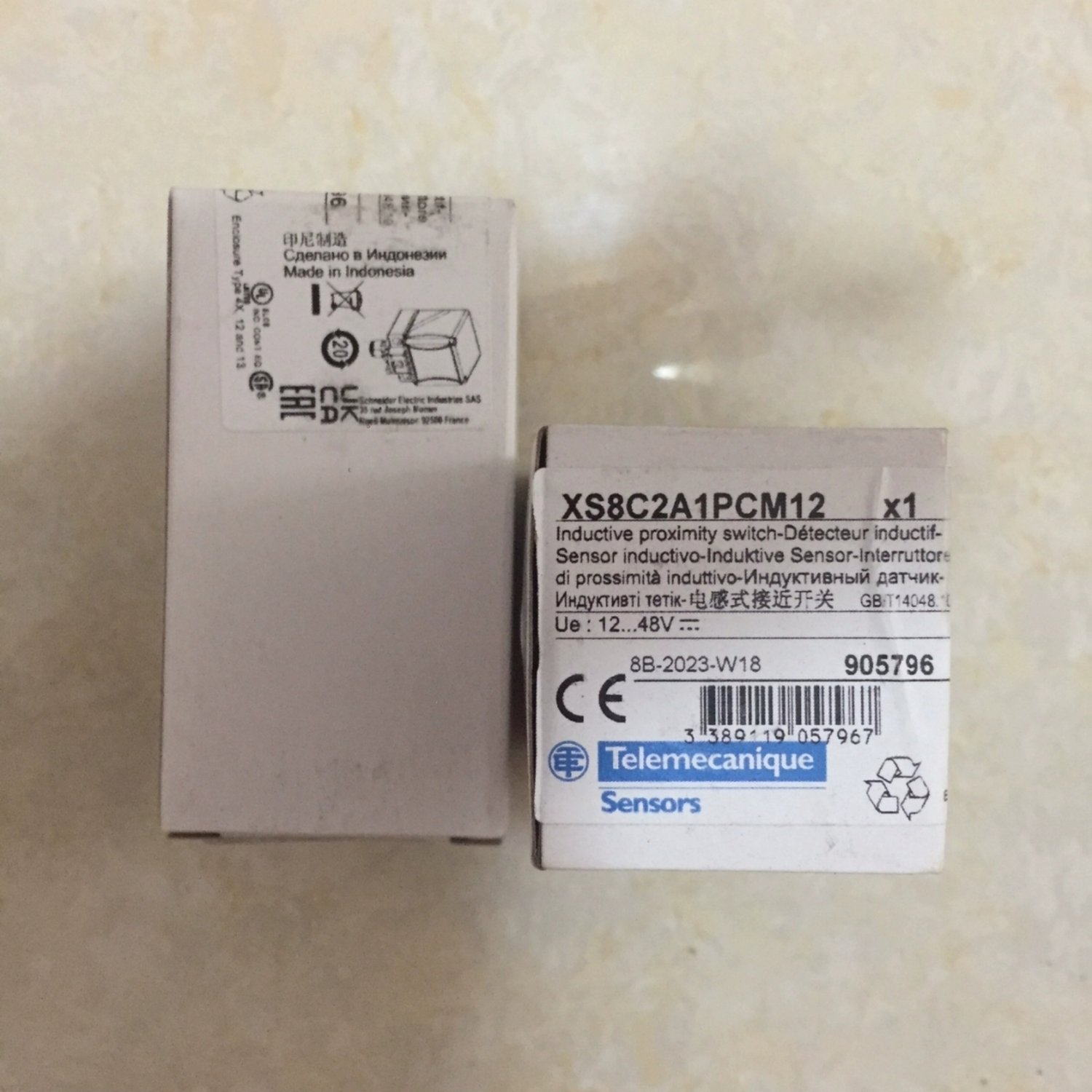 Telemecanique Sensors XS8C2A1PCM12 Inductive Proximity Sensor