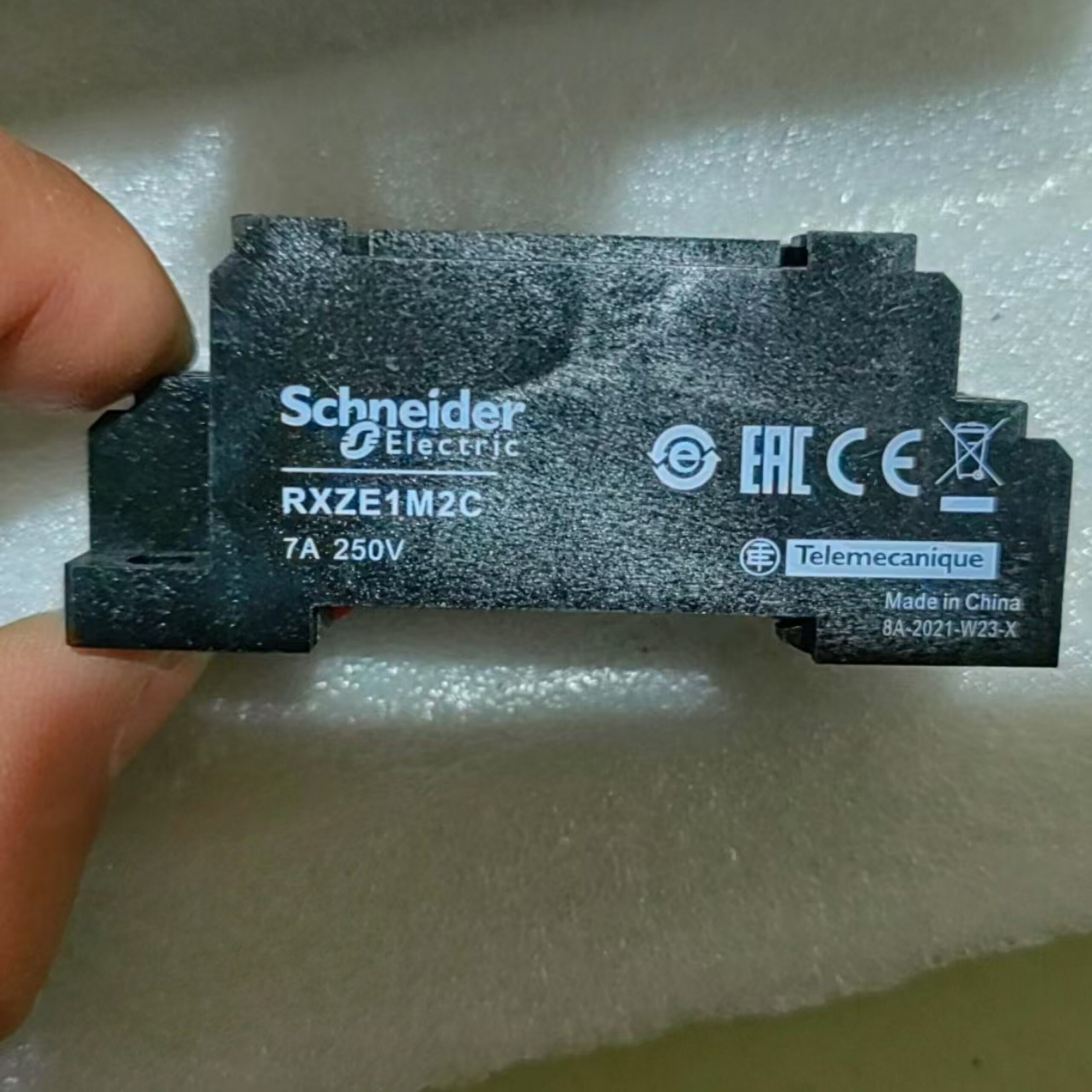 Schneider Electric RXZE1M2C Plug-in Relay Socket – product view 3