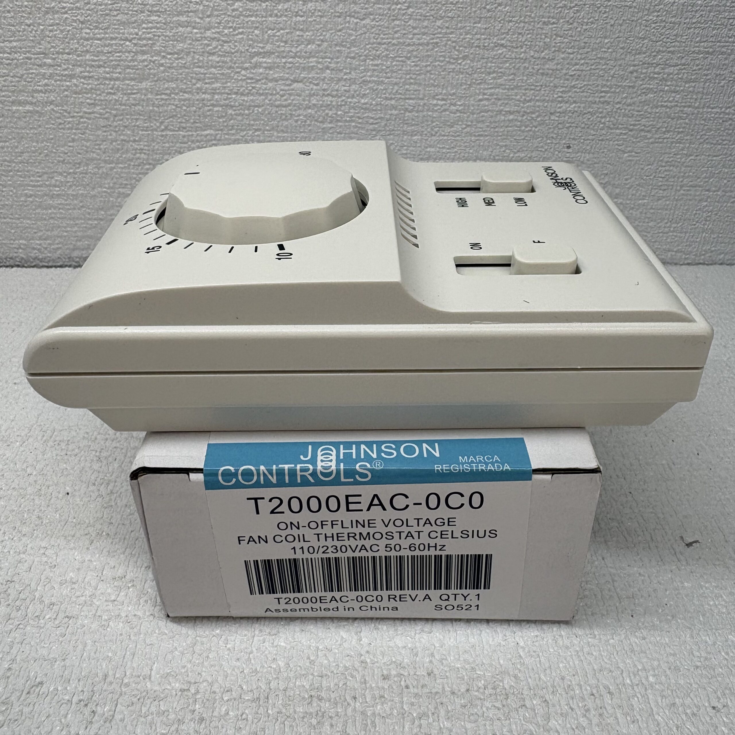 Johnson Controls T2000EAC-0C0 Fan Coil Thermostat – product view 3