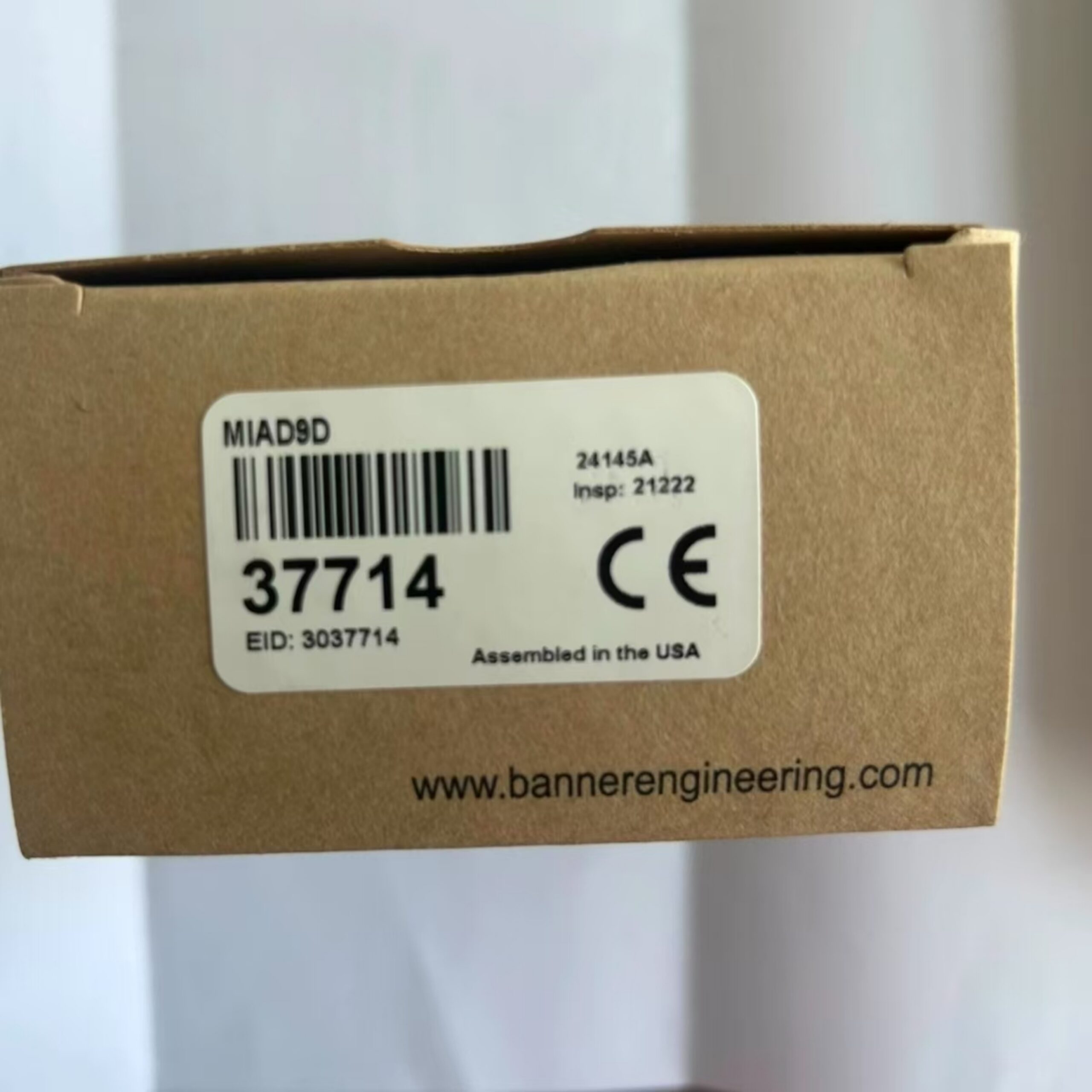 Banner MIAD9D Diffuse Photoelectric Sensor – product view 1
