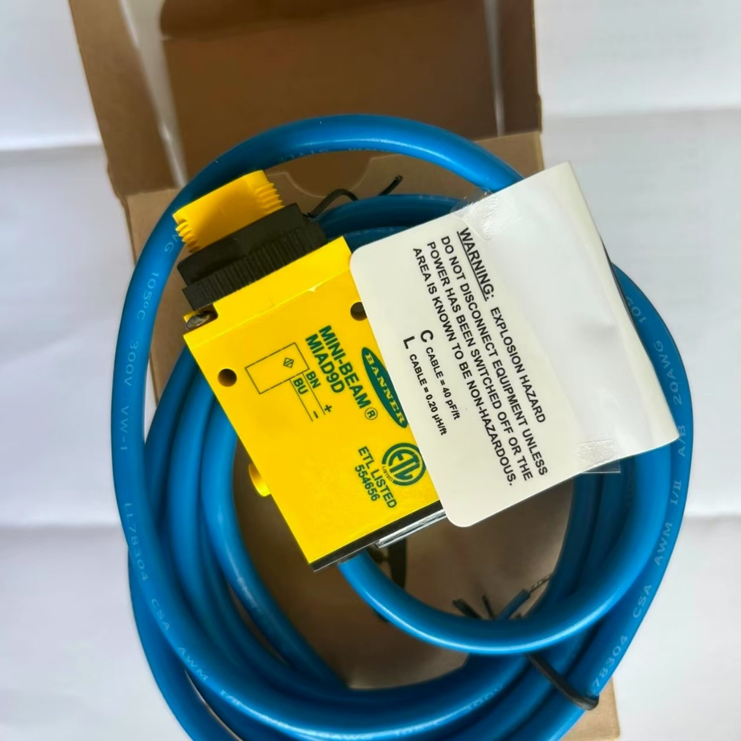 Banner MIAD9D Diffuse Photoelectric Sensor – product view 3