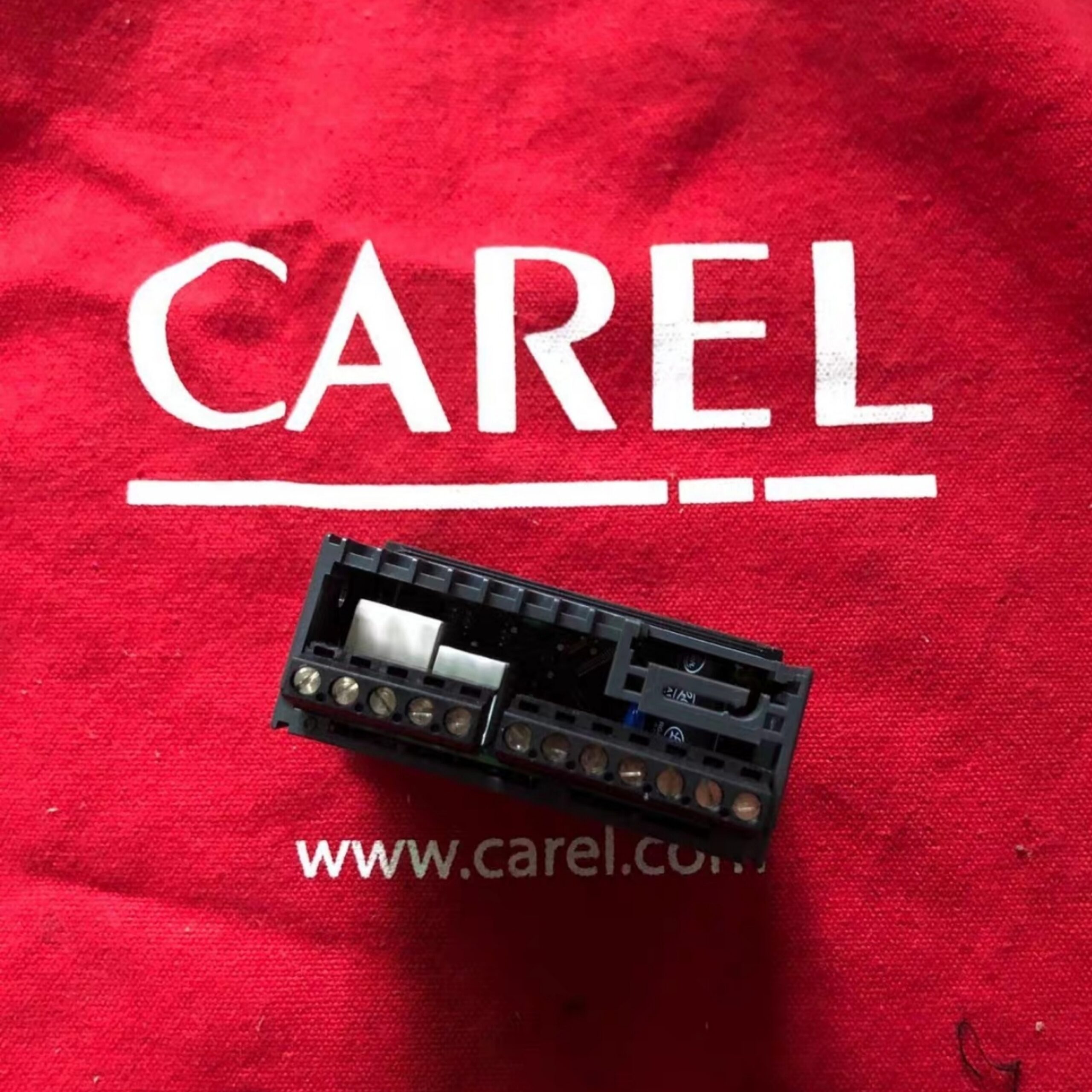 CAREL IR33Y0LR00 Digital Refrigeration Controller – product view 3
