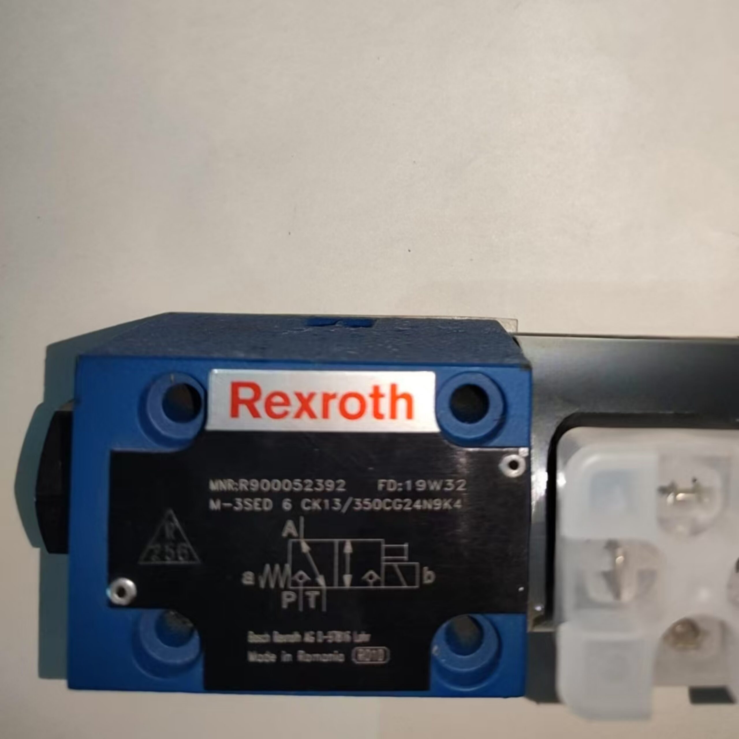 Bosch Rexroth R900052392 Directional Poppet Valve – product view 2